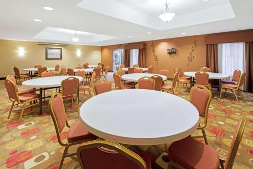 Banquet hall, La Quinta Inn & Suites by Wyndham Stillwater-University Area in Stillwater (OK) Banquet hall, La Quinta Inn & Suites by Wyndham Stillwater-University Area in Stillwater (OK)