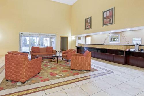 Lobby, La Quinta Inn & Suites by Wyndham Stillwater-University Area in Stillwater (OK) Lobby, La Quinta Inn & Suites by Wyndham Stillwater-University Area in Stillwater (OK)