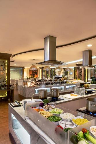 Mat og drikke, Hotel Santika Depok in Depok Mat og drikke, Hotel Santika Depok in Depok