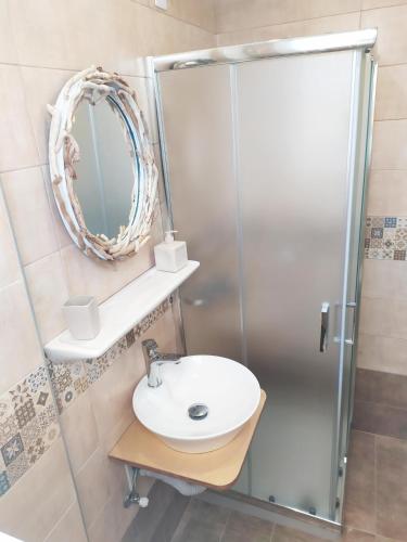 Baño, Nemesis Studios in Aegina Baño, Nemesis Studios in Aegina