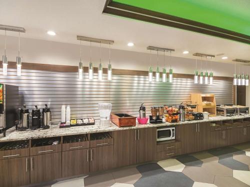 Food and beverages, La Quinta Inn & Suites by Wyndham Houston Kingwood Medical in Kingwood Food and beverages, La Quinta Inn & Suites by Wyndham Houston Kingwood Medical in Kingwood