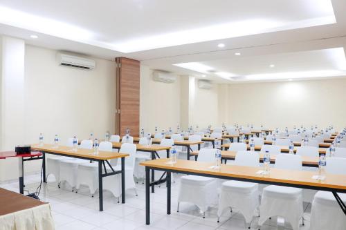Meeting room / ballrooms, LeGreen Suite Ratulangi in Ambon Meeting room / ballrooms, LeGreen Suite Ratulangi in Ambon