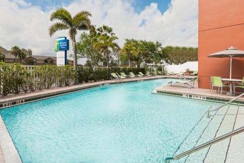Holiday Inn Express & Suites - Nearest Universal Orlando, an IHG Hotel