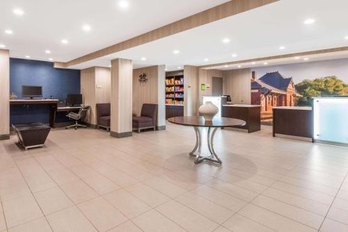 Előcsarnok, La Quinta Inn & Suites by Wyndham Aberdeen-APG in Aberdeen (Maryland) Előcsarnok, La Quinta Inn & Suites by Wyndham Aberdeen-APG in Aberdeen (Maryland)