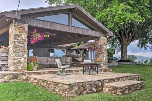 Pet-Friendly Home on 40 Acres with Stunning Mtn Views - image 2