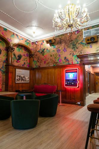 Közös társalgó / TV, Auberge Jeunesse QBEDS Hostel near FortificationsQuebec Nemzeti Történelmi Park Közös társalgó / TV, Auberge Jeunesse QBEDS Hostel near FortificationsQuebec Nemzeti Történelmi Park