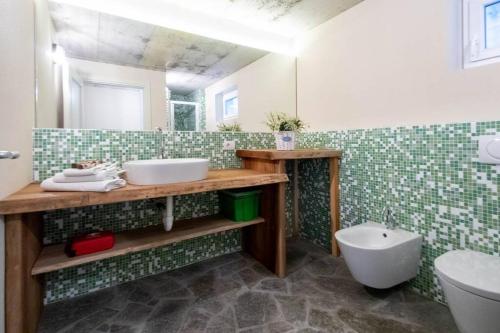 Bathroom, Tiny Cottage of Bellagio's Woods in Civenna Bathroom, Tiny Cottage of Bellagio's Woods in Civenna
