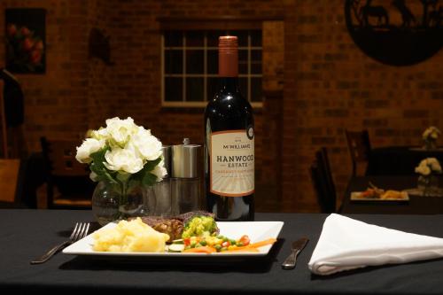 Food and beverages, Colonial Motor Inn in West Wyalong Food and beverages, Colonial Motor Inn in West Wyalong