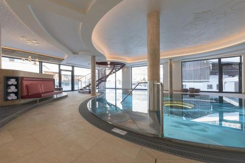 مسبح, Das Schiff in den Bergen in Au مسبح, Das Schiff in den Bergen in Au