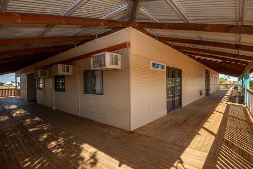 STORK RD ACCOMM - PRIVATE ROOMS WITH SHARED BATHROOMS - POOL and RESTAURANT in Longreach STORK RD ACCOMM - PRIVATE ROOMS WITH SHARED BATHROOMS - POOL and RESTAURANT in Longreach