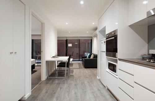 廚房, 北墨爾本RNR服務式公寓 (RNR Serviced Apartments North Melbourne) in 墨爾本北區 廚房, 北墨爾本RNR服務式公寓 (RNR Serviced Apartments North Melbourne) in 墨爾本北區