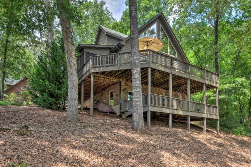 Spacious Family Retreat Steps to Lake Keowee 