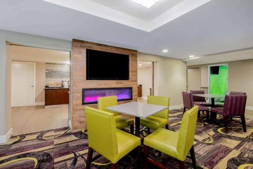 Ételek és italok, La Quinta Inn & Suites by Wyndham Baltimore BWI Airport in Linthicum Csúcs Ételek és italok, La Quinta Inn & Suites by Wyndham Baltimore BWI Airport in Linthicum Csúcs