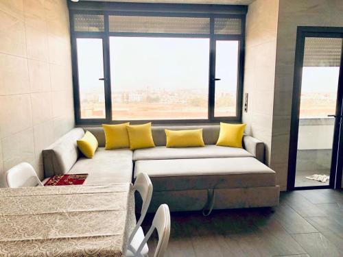 발코니/테라스, Scenic Family Apt 1 in 알 모하마디 발코니/테라스, Scenic Family Apt 1 in 알 모하마디