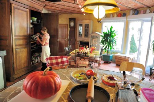 Facilities, Les meubles du Grand Logis in Marchais Facilities, Les meubles du Grand Logis in Marchais