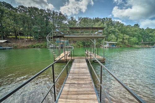 Lovely Lakefront Home with Deck, Kayak Available Anderson