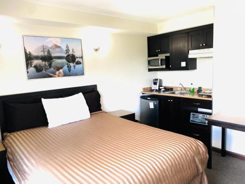 Kitchen, Happy Day Inn in Burnaby (BC) Kitchen, Happy Day Inn in Burnaby (BC)