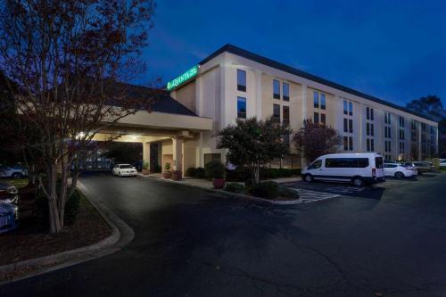 Instalações, CLT Airport Inn & Suites in Area do Aeroporto Charlotte Douglas Instalações, CLT Airport Inn & Suites in Area do Aeroporto Charlotte Douglas