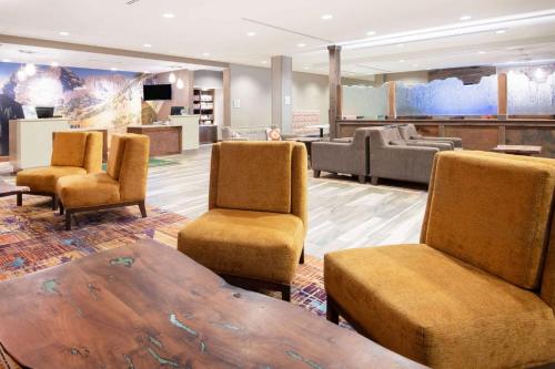 Lobby, La Quinta Inn & Suites by Wyndham Durango in Durango (CO) Lobby, La Quinta Inn & Suites by Wyndham Durango in Durango (CO)