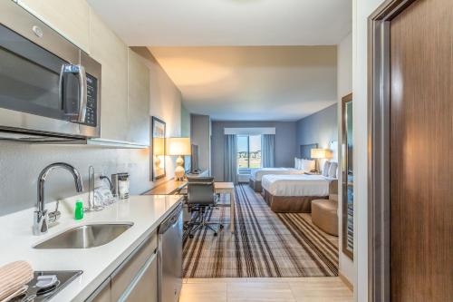 кухня, Hawthorn Extended Stay by Wyndham Loveland in Лавленд (Колорадо) кухня, Hawthorn Extended Stay by Wyndham Loveland in Лавленд (Колорадо)