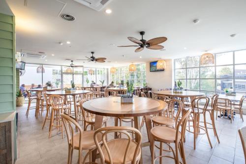 Restaurant, Nightcap at Commercial Hotel in Tamborine Mountain Restaurant, Nightcap at Commercial Hotel in Tamborine Mountain