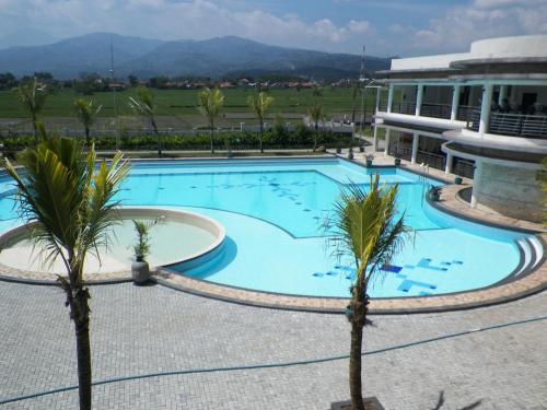 Swimming pool, Sutan Raja Hotel And Convention Centre in Soreang Swimming pool, Sutan Raja Hotel And Convention Centre in Soreang