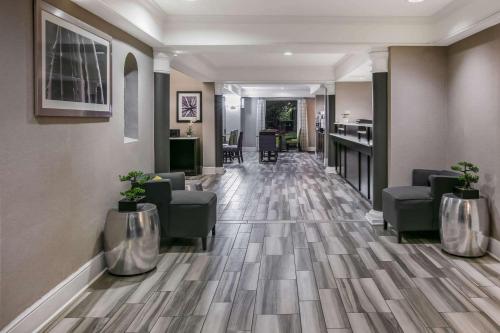 לובי, La Quinta Inn by Wyndham Dallas Uptown in דלאס(טי אקס) לובי, La Quinta Inn by Wyndham Dallas Uptown in דלאס(טי אקס)