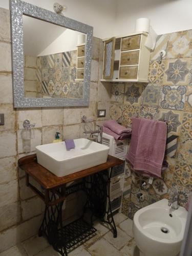 Bathroom, la bottega del fabbro affitto breve in Contigliano Bathroom, la bottega del fabbro affitto breve in Contigliano