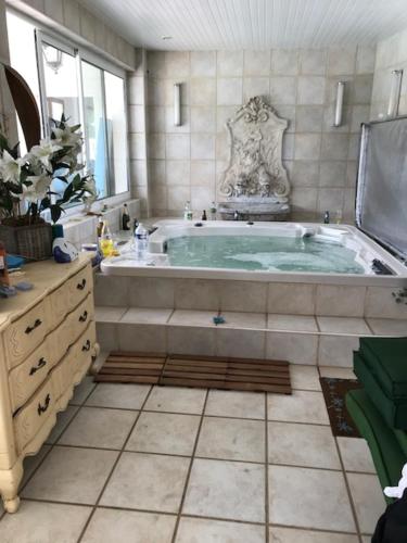 Hot tub, Grande villa d'exception en Normandie tennis, piscine, jacuzzi, salle de fitness in Connelles Hot tub, Grande villa d'exception en Normandie tennis, piscine, jacuzzi, salle de fitness in Connelles