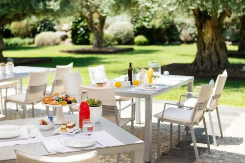 Їжа та напої, Donna Carmela Resort & Lodges in Ачіреалє Їжа та напої, Donna Carmela Resort & Lodges in Ачіреалє