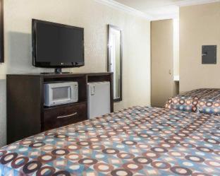 Super 8 by Wyndham Meadowlands in Carlstadt (NJ) Super 8 by Wyndham Meadowlands in Carlstadt (NJ)