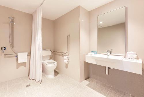 Bathroom, Holiday Inn Express Adelaide City Centre in Adelaide Bathroom, Holiday Inn Express Adelaide City Centre in Adelaide