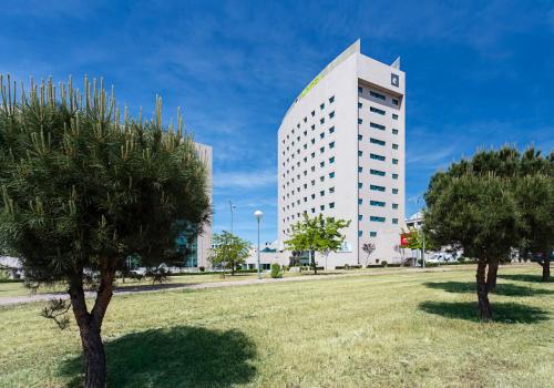 Buitenkant, B&B Hotel Madrid Aeropuerto T4 in San Sebastian de los Reyes Buitenkant, B&B Hotel Madrid Aeropuerto T4 in San Sebastian de los Reyes