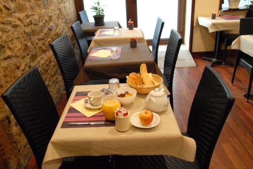 Restaurant, Hotel de Bretagne near Basilique Notre Dame de Fourviere Restaurant, Hotel de Bretagne near Basilique Notre Dame de Fourviere