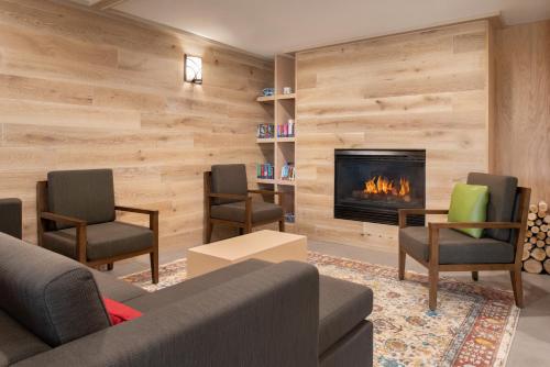 Лобби, Country Inn & Suites by Radisson, Pella, IA in Пелла (Айова ) Лобби, Country Inn & Suites by Radisson, Pella, IA in Пелла (Айова )