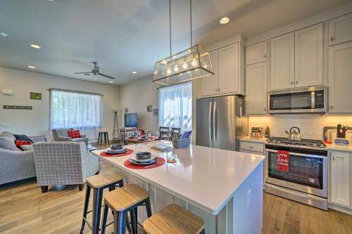 Bozeman Home with Deck Walk to Fishing, Hot Springs in 加拉廷蓋特韋 Bozeman Home with Deck Walk to Fishing, Hot Springs in 加拉廷蓋特韋