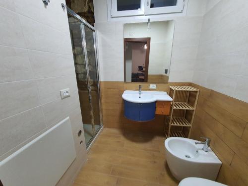Bathroom, Vacanze in collina, tra mare e monti in Bucchianico Bathroom, Vacanze in collina, tra mare e monti in Bucchianico