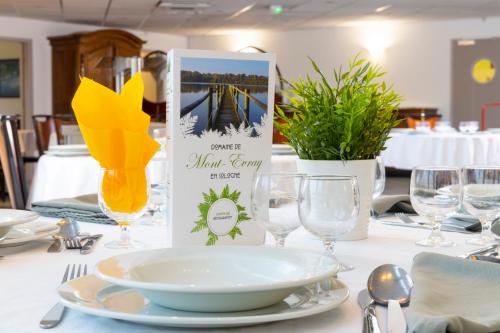 Étterem, Domaine de Mont-Evray in Nouan-Le-Fuzelier Étterem, Domaine de Mont-Evray in Nouan-Le-Fuzelier