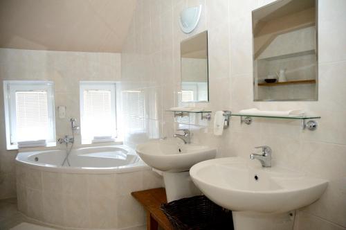 Bathroom, Hotel Leopold Racin in Karlov (Vysocina) Bathroom, Hotel Leopold Racin in Karlov (Vysocina)