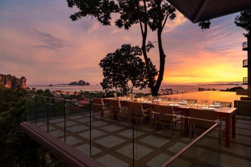 Ресторант, Avani Ao Nang Cliff Krabi Resort in Краби Ресторант, Avani Ao Nang Cliff Krabi Resort in Краби
