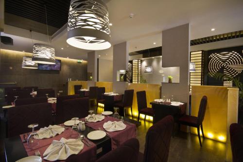 レストラン, ザ ファーン レジデンシー、チャンディーガル (The Fern Residency, Chandigarh) in チャンディガル レストラン, ザ ファーン レジデンシー、チャンディーガル (The Fern Residency, Chandigarh) in チャンディガル