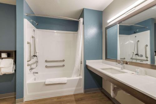 浴室, WoodSpring Suites Colton in 科爾頓(CA) 浴室, WoodSpring Suites Colton in 科爾頓(CA)