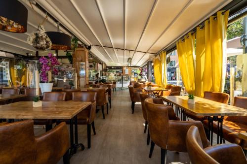오텔 레스토랑 르 벨뷰 (Hotel Restaurant Le Bellevue) in 보르므 레 미모사 오텔 레스토랑 르 벨뷰 (Hotel Restaurant Le Bellevue) in 보르므 레 미모사