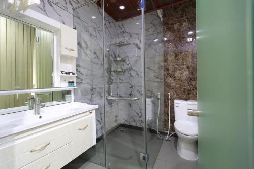 Μπάνιο, RedDoorz Plus Vienna Hotel in Μπιν Ταν Μπάνιο, RedDoorz Plus Vienna Hotel in Μπιν Ταν