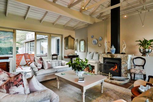 Lounge/area TV in comune, Hermanus Lodge on the Green in Hermanus Lounge/area TV in comune, Hermanus Lodge on the Green in Hermanus
