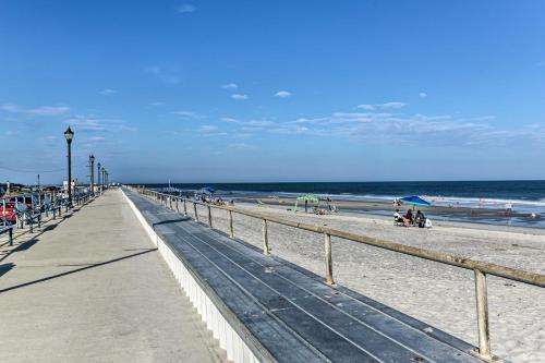 Bayfront Brigantine Escape with Porch and Bay Views! in 布里根泰恩 Bayfront Brigantine Escape with Porch and Bay Views! in 布里根泰恩