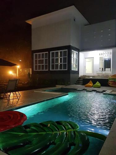 Swimming pool, Villa Herrera Puncak near Taman Safari Cisarua Swimming pool, Villa Herrera Puncak near Taman Safari Cisarua