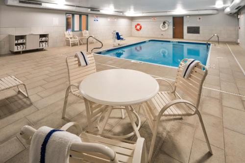 Swimming pool, Holiday Inn Express Chicago Northwest-Vernon Hills By IHG in Vernon Hills Swimming pool, Holiday Inn Express Chicago Northwest-Vernon Hills By IHG in Vernon Hills