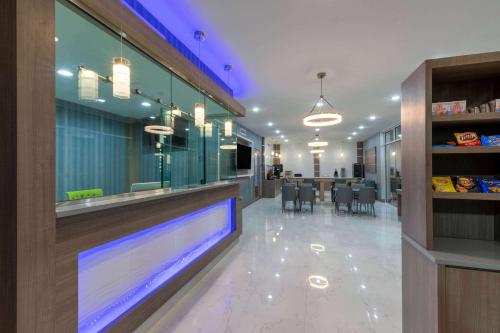 Vestíbulo, Days Inn & Suites by Wyndham Downtown/University of Houston in Houston City Center Vestíbulo, Days Inn & Suites by Wyndham Downtown/University of Houston in Houston City Center