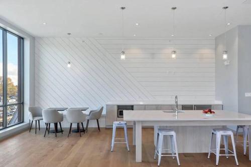 Luxury apartment with gym, steps from commuter rail #4011 in נטיק(אם אי) Luxury apartment with gym, steps from commuter rail #4011 in נטיק(אם אי)